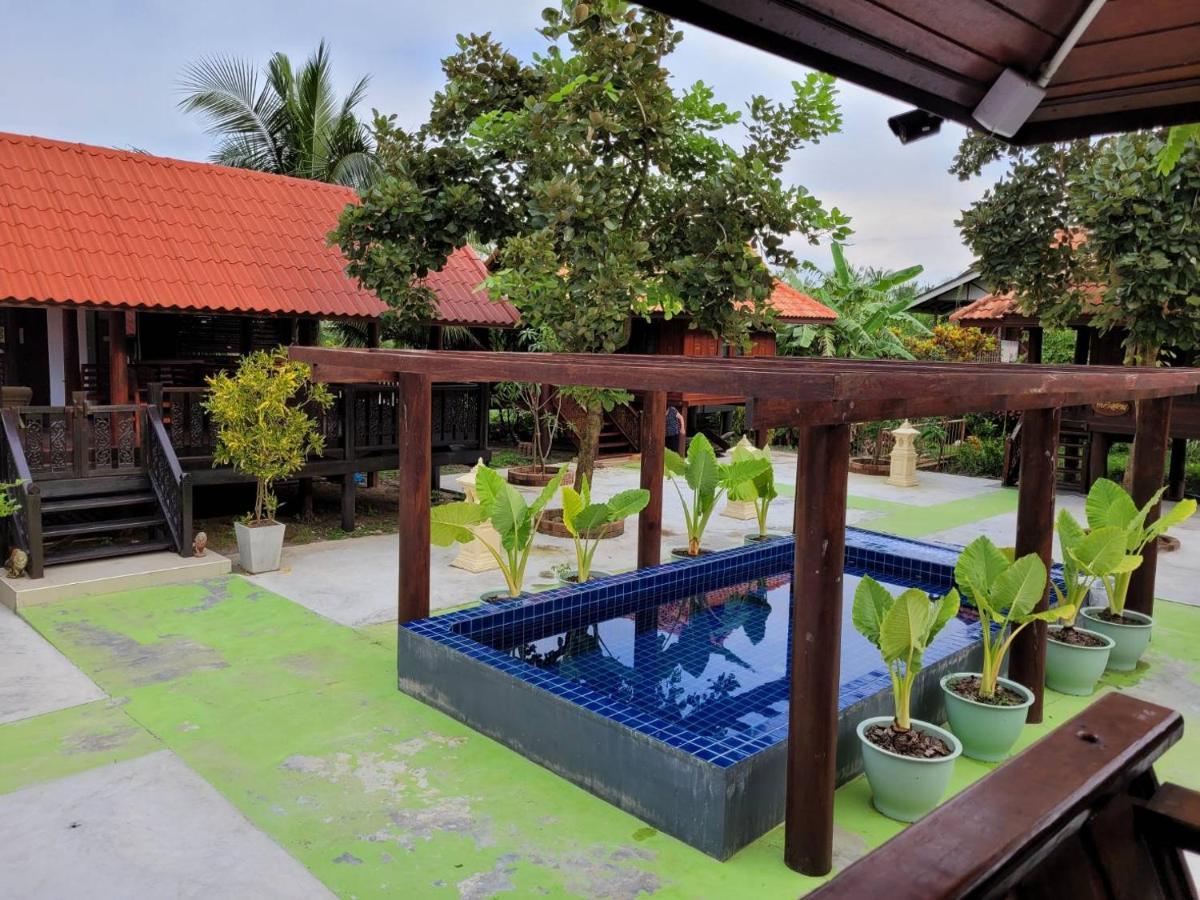 เรือนไทย อัมพวา Bed & Breakfast สมุทรสงคราม ภายนอก รูปภาพ